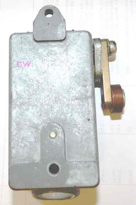 SWITCH, LIMIT, ROLLER LEVER LEFT SIDE G-E # CR9440LS415P