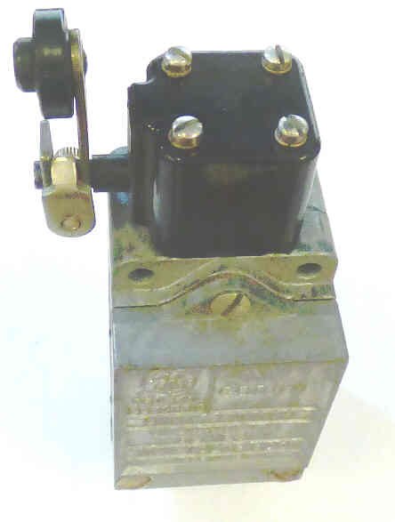 SWITCH, LIMIT, 1 NO/1 NC, 10AMP, ROLLER LEVER LEFT SIDE G-E # CR9440K 11