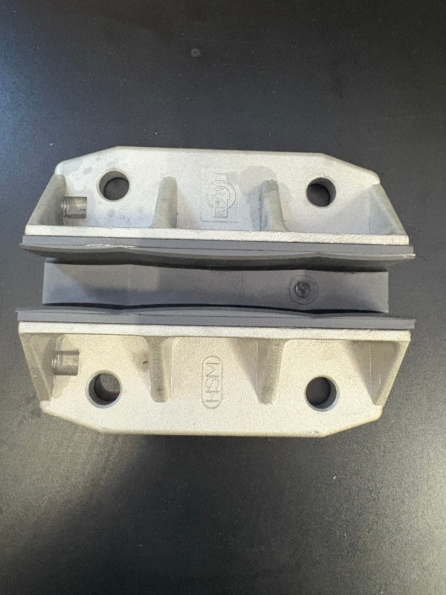 SHOE, GUIDE, 4 3/4 x 5 1/2 FOR 5/8 RAIL, 3.5 MOUNTING C TO CACLA # HSM