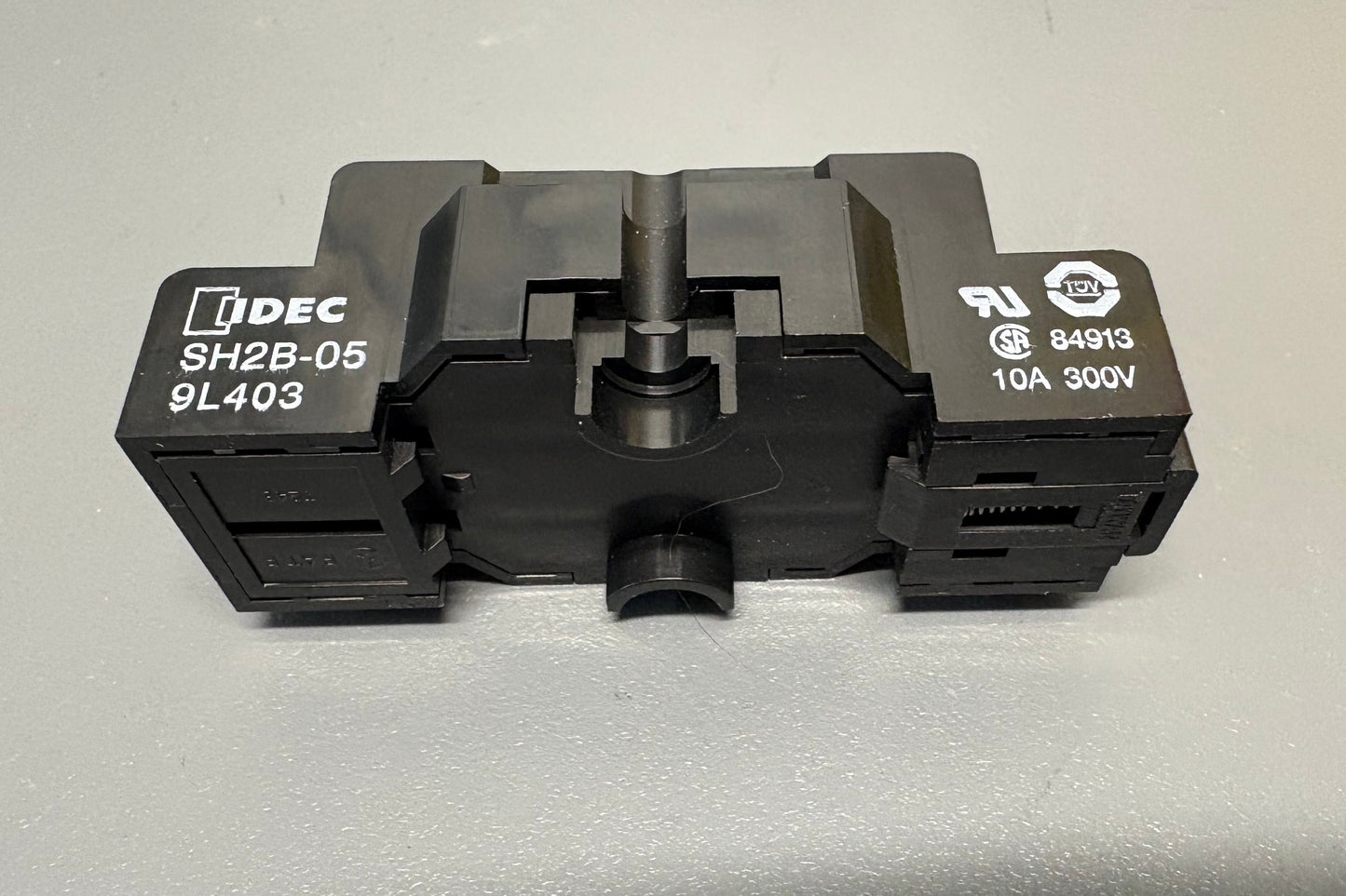 RELAY SOCKET 8 POSITION DIN RAIL